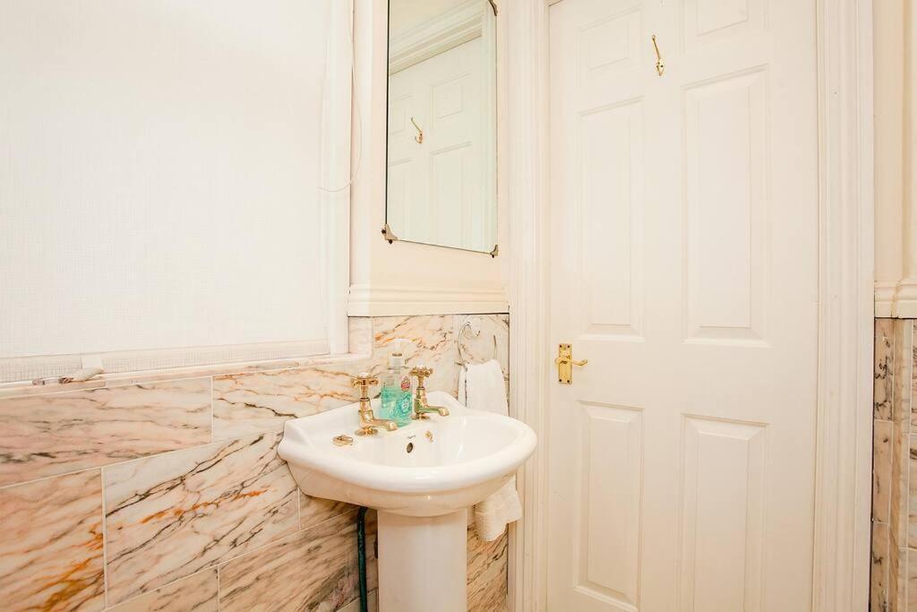Bright 2 Bedroom Flat In Central Лондон Экстерьер фото